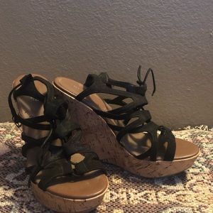 Black wedges